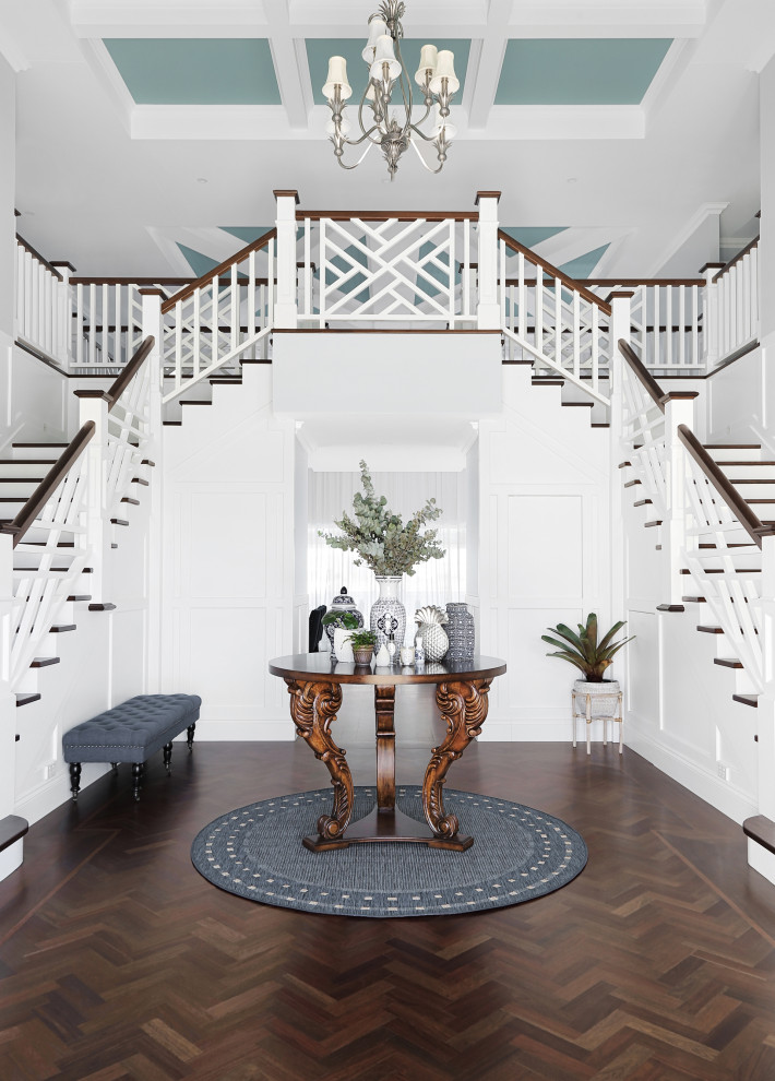 Стильный дизайн: огромная п-образная лестница в морском стиле с деревянными ступенями, крашенными деревянными подступенками, деревянными перилами и панелями на стенах - последний тренд