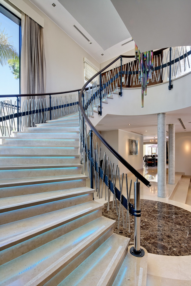 Источник вдохновения для домашнего уюта: изогнутая лестница в современном стиле