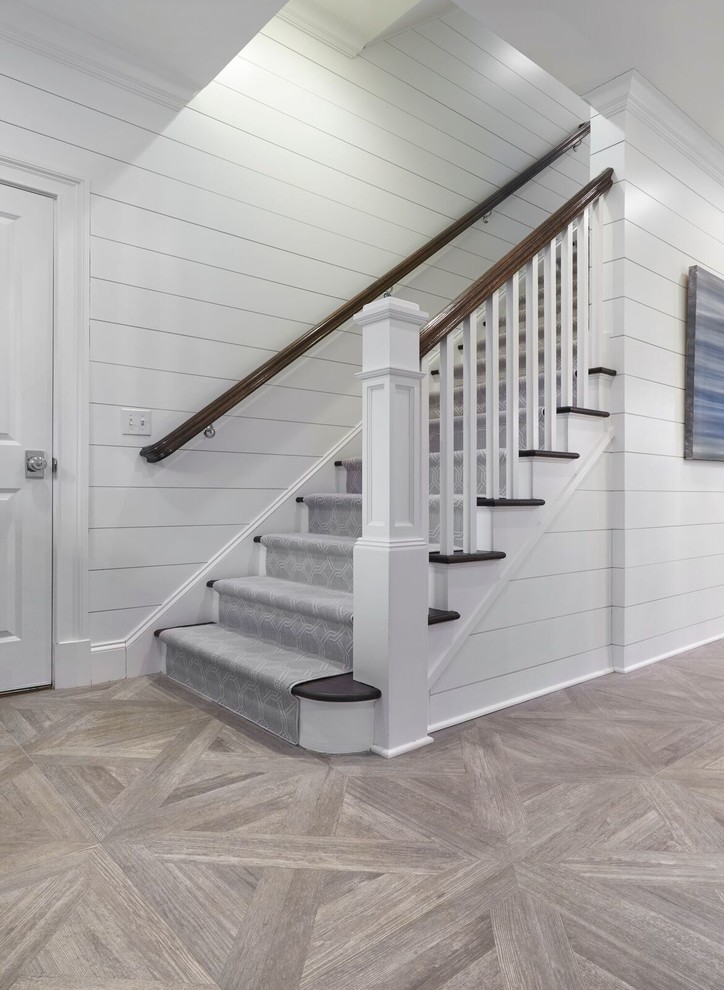 Стильный дизайн: прямая лестница среднего размера в классическом стиле с деревянными ступенями, крашенными деревянными подступенками и деревянными перилами - последний тренд