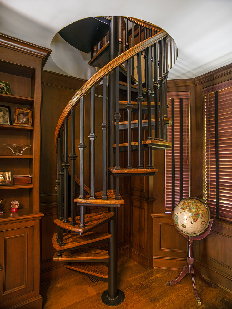 На фото: винтовая лестница в классическом стиле с деревянными ступенями без подступенок с