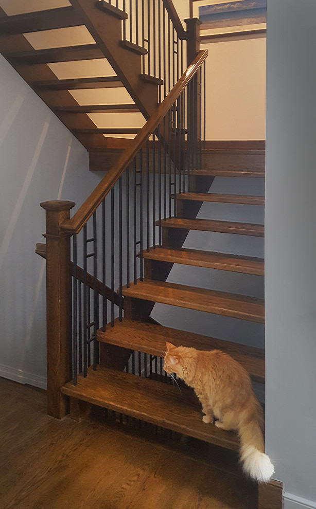 Ejemplo de escalera suspendida clásica renovada grande sin contrahuella con escalones de madera