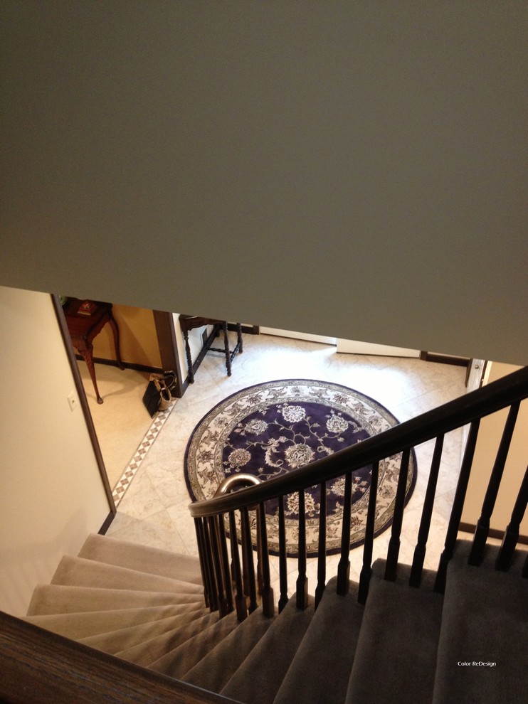 Пример оригинального дизайна: изогнутая лестница среднего размера в классическом стиле с ступенями с ковровым покрытием и ковровыми подступенками