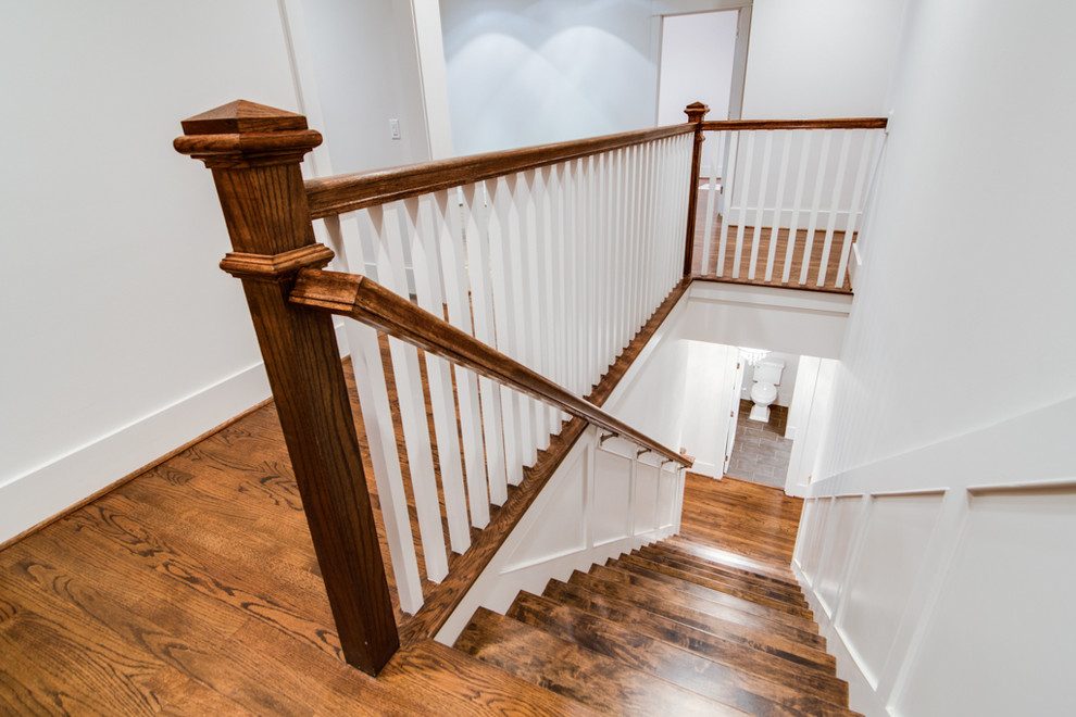 Aménagement d'un escalier peint droit classique de taille moyenne avec des marches en bois et un garde-corps en bois.