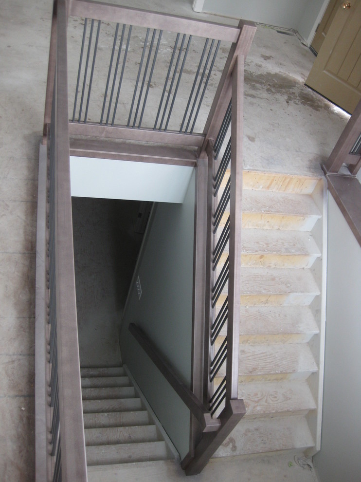 Bild på en mellanstor funkis u-trappa, med heltäckningsmatta och sättsteg med heltäckningsmatta