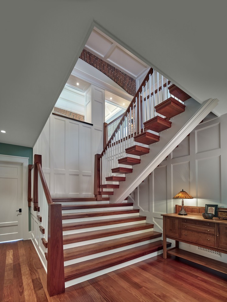 Стильный дизайн: п-образная лестница в стиле кантри с деревянными ступенями, крашенными деревянными подступенками и деревянными перилами - последний тренд