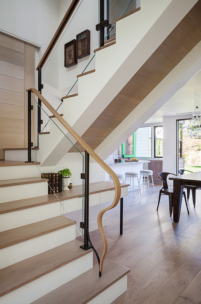 Источник вдохновения для домашнего уюта: огромная прямая лестница в современном стиле с деревянными ступенями, крашенными деревянными подступенками и перилами из смешанных материалов