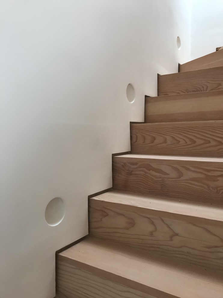 Пример оригинального дизайна: маленькая прямая деревянная лестница в современном стиле с деревянными ступенями и деревянными перилами для на участке и в саду