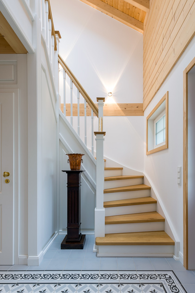 Modelo de escalera en U clásica pequeña con escalones de madera, contrahuellas de madera pintada y barandilla de madera