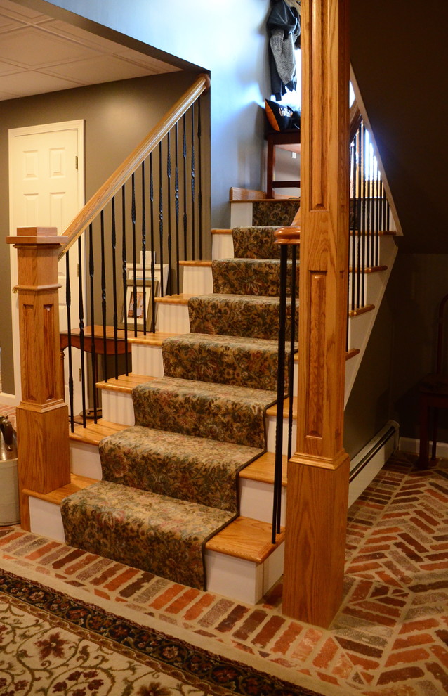 Ejemplo de escalera en U de estilo americano de tamaño medio con escalones de madera, contrahuellas de madera pintada y barandilla de varios materiales