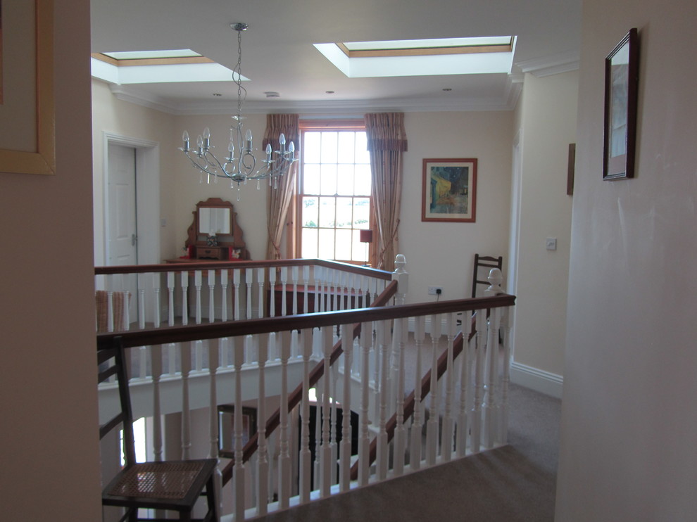 Imagen de escalera en L de estilo de casa de campo grande con escalones de madera pintada y contrahuellas de madera pintada