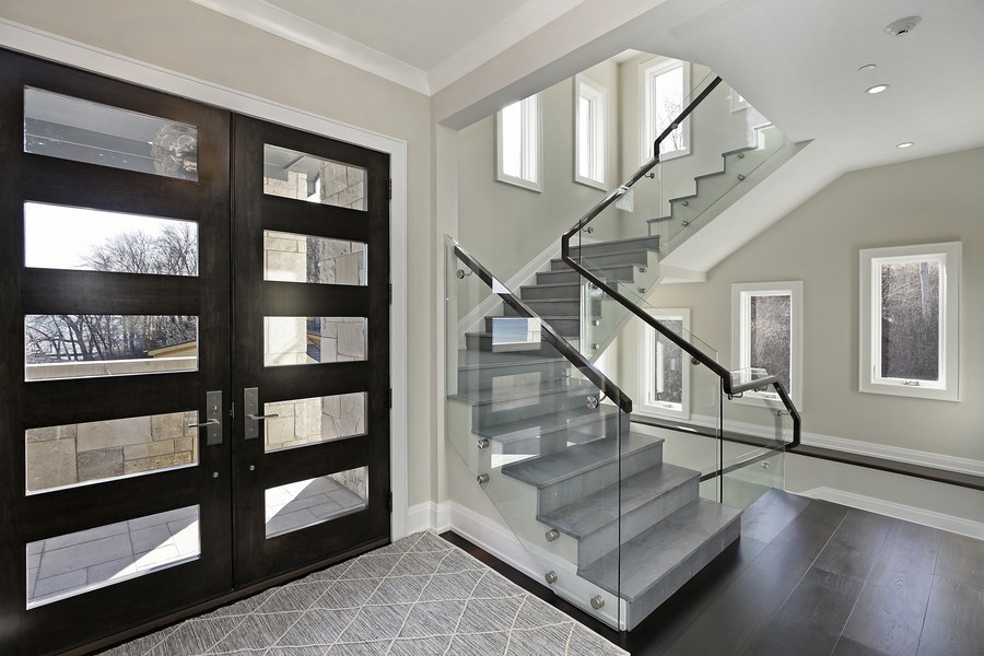 Стильный дизайн: п-образная бетонная лестница среднего размера в стиле неоклассика (современная классика) с бетонными ступенями и стеклянными перилами - последний тренд