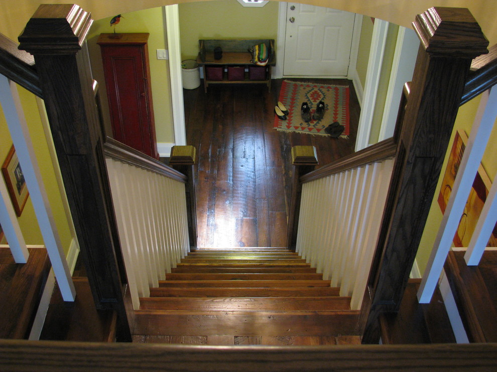 Immagine di una scala a "L" tradizionale di medie dimensioni con pedata in legno, alzata in legno verniciato e parapetto in legno