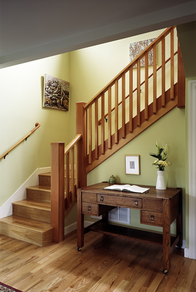 Exemple d'un escalier craftsman en U de taille moyenne avec des marches en bois, des contremarches en bois et un garde-corps en bois.