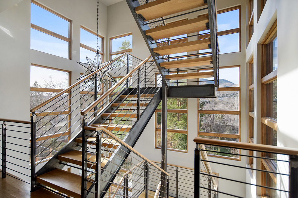 Exemple d'un escalier sans contremarche tendance en U de taille moyenne avec des marches en bois et un garde-corps en matériaux mixtes.