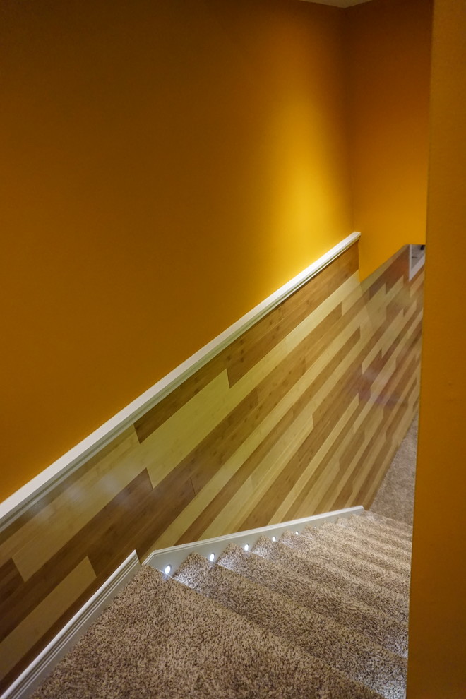 Bild på en liten funkis rak trappa, med heltäckningsmatta och sättsteg med heltäckningsmatta