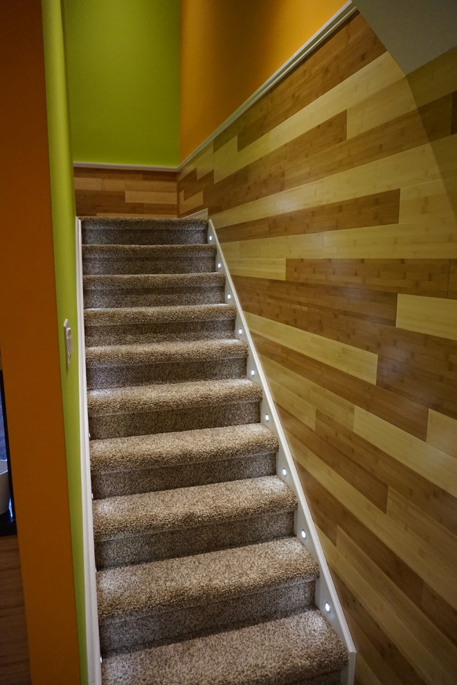 Источник вдохновения для домашнего уюта: маленькая прямая лестница в стиле модернизм с ступенями с ковровым покрытием и ковровыми подступенками для на участке и в саду