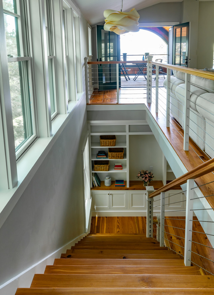 Свежая идея для дизайна: большая лестница в стиле кантри - отличное фото интерьера