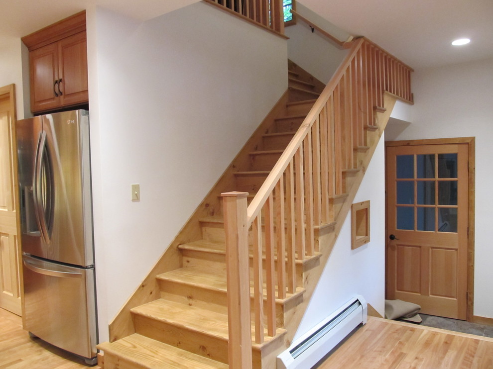 Ejemplo de escalera en L rural de tamaño medio con escalones de madera, contrahuellas de madera y barandilla de madera