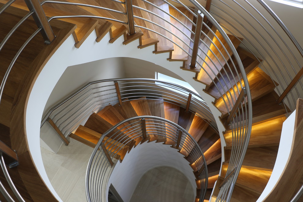 Mittelgroße Moderne Treppe mit Holz-Setzstufen und Stahlgeländer in Perth