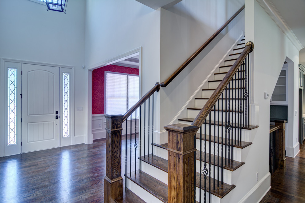 Ejemplo de escalera recta tradicional de tamaño medio con escalones de madera y contrahuellas de madera pintada