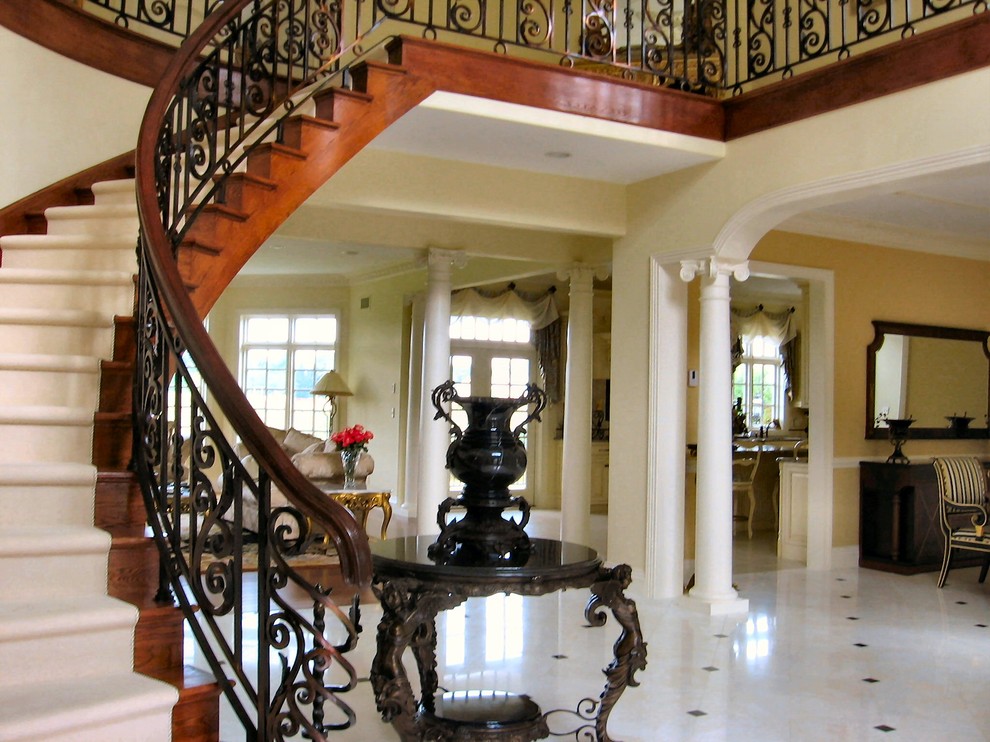 Пример оригинального дизайна: изогнутая деревянная лестница среднего размера в средиземноморском стиле с деревянными ступенями