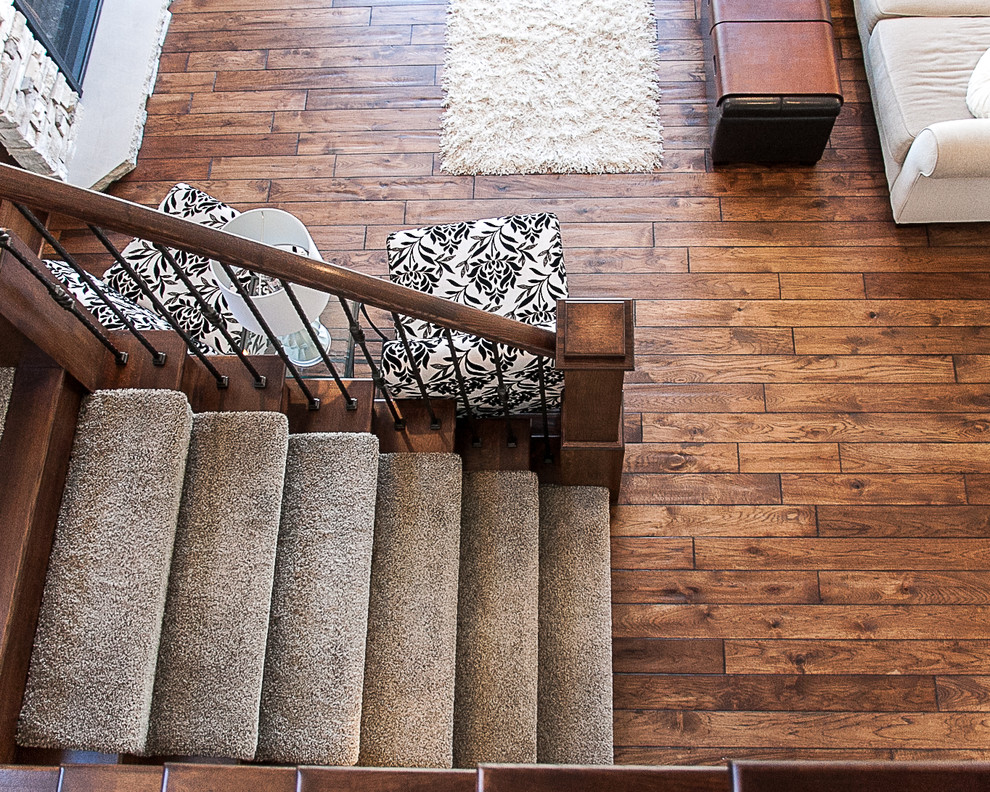 Idéer för vintage trappor, med heltäckningsmatta och sättsteg i trä