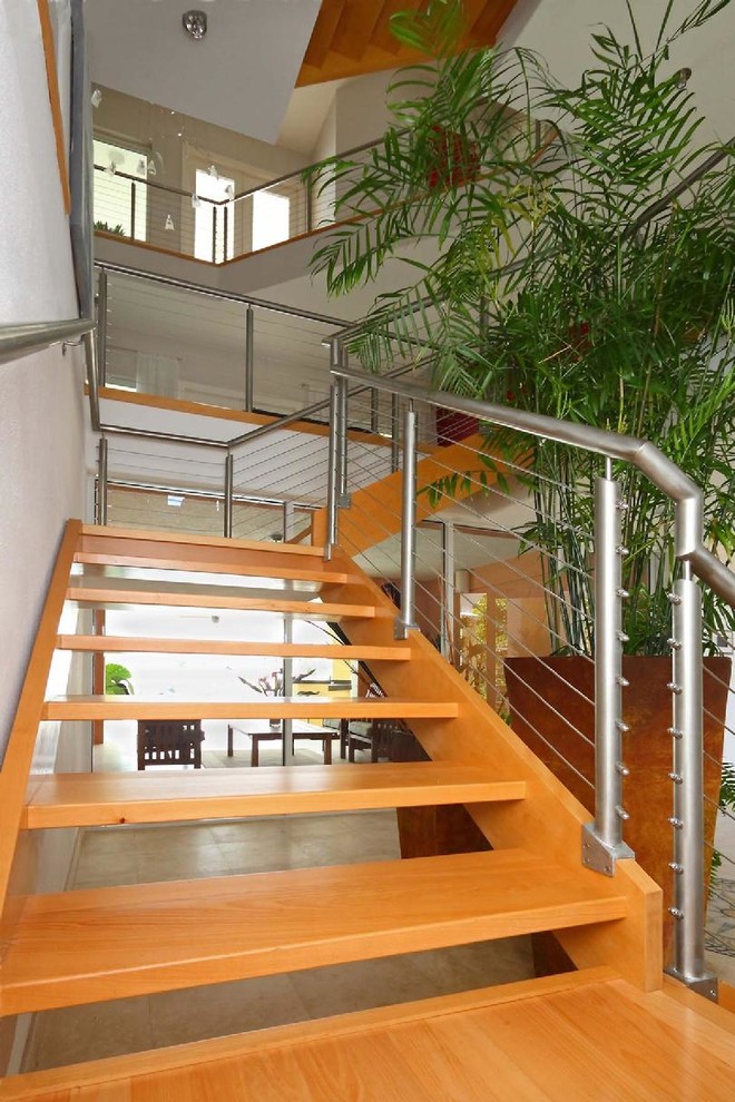 Foto de escalera suspendida tropical sin contrahuella con escalones de madera
