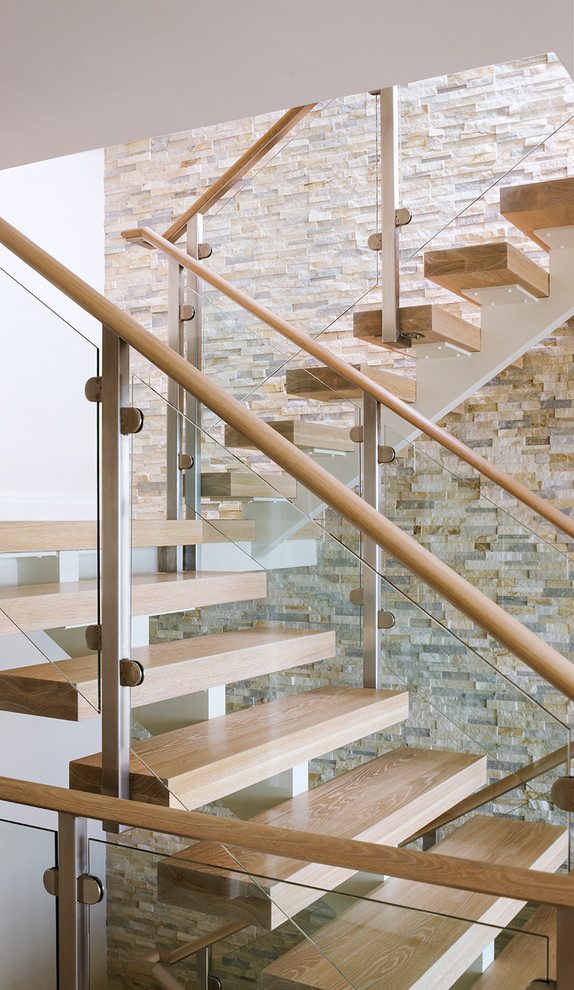 Пример оригинального дизайна: изогнутая лестница среднего размера в современном стиле с деревянными ступенями без подступенок