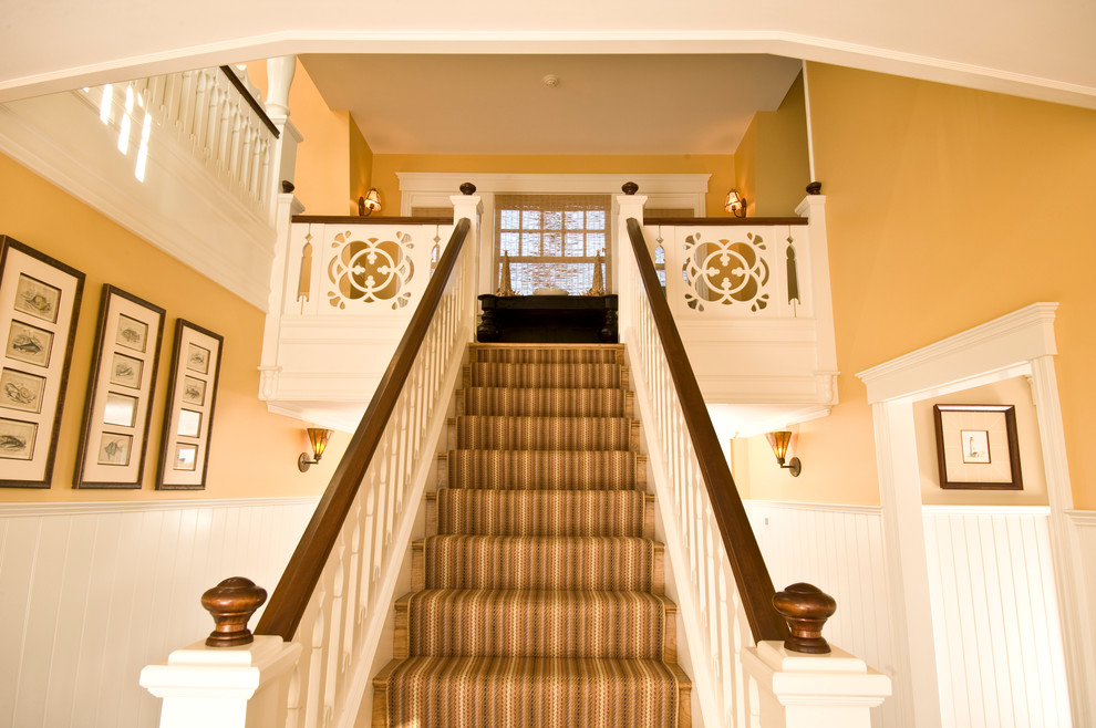 Foto de escalera clásica con escalones de madera y contrahuellas de madera