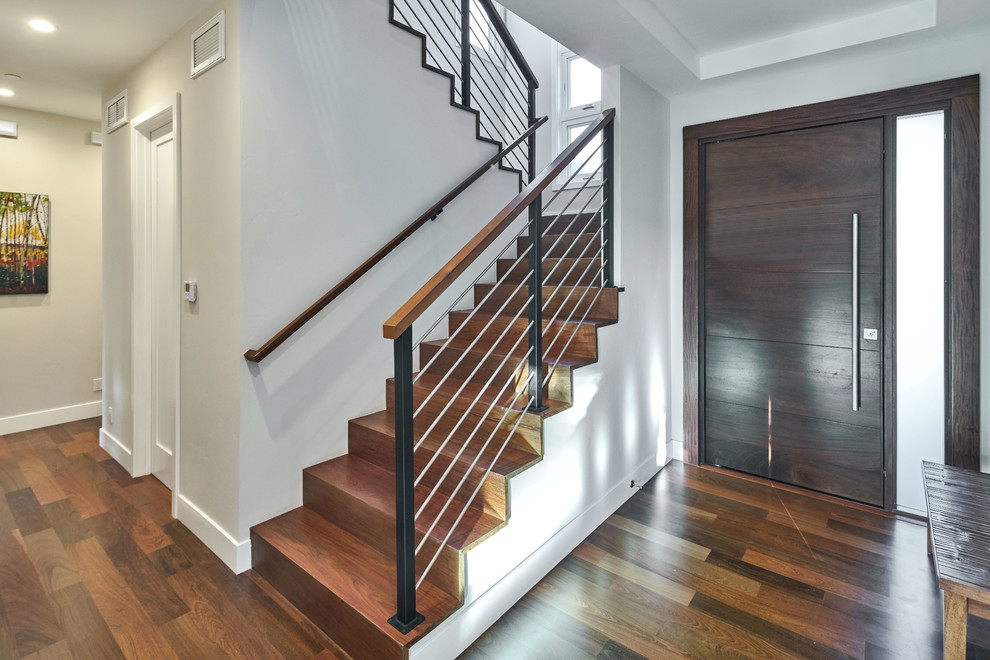 Ejemplo de escalera en U clásica renovada de tamaño medio con escalones de madera, contrahuellas de madera y barandilla de varios materiales