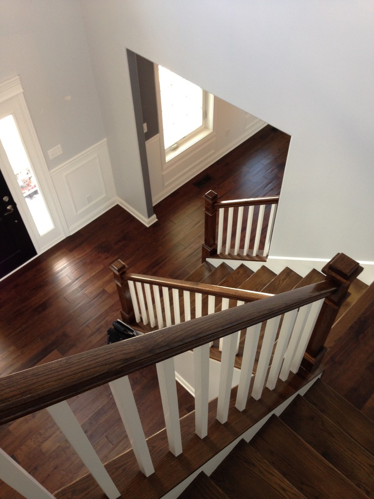 Пример оригинального дизайна: угловая деревянная лестница в классическом стиле с деревянными ступенями