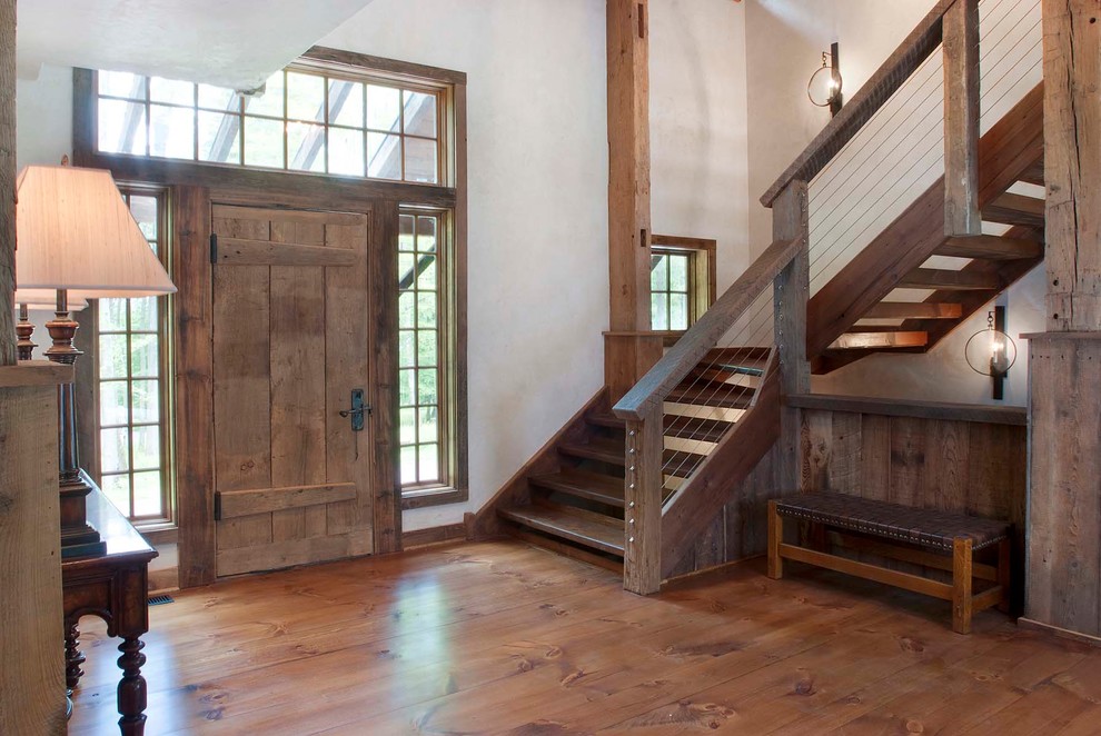 Idées déco pour un escalier sans contremarche montagne en L de taille moyenne avec des marches en bois et éclairage.