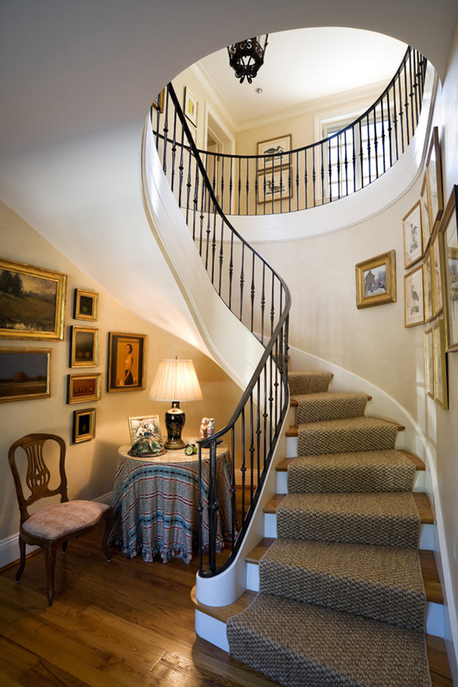 Пример оригинального дизайна: изогнутая лестница в классическом стиле с деревянными ступенями