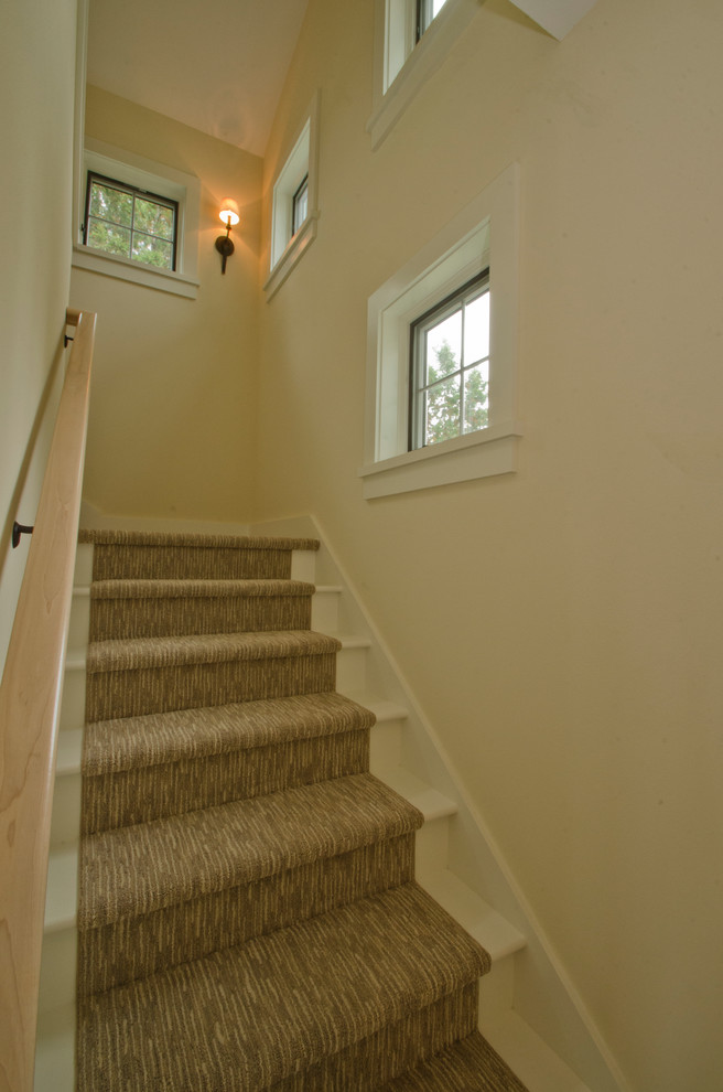 Foto de escalera en U tradicional renovada de tamaño medio con escalones enmoquetados y contrahuellas enmoquetadas