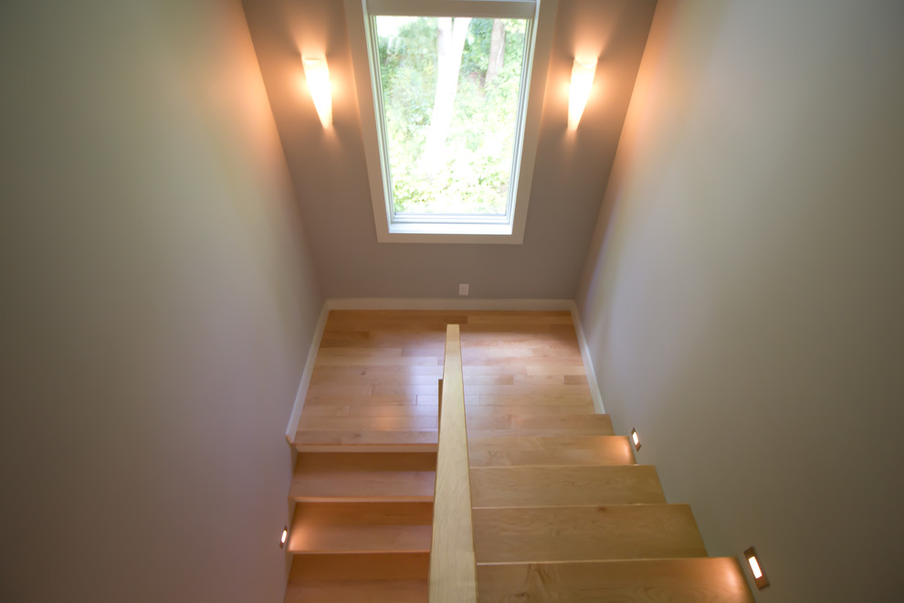 Пример оригинального дизайна: п-образная деревянная лестница среднего размера в стиле модернизм с деревянными ступенями и перилами из тросов