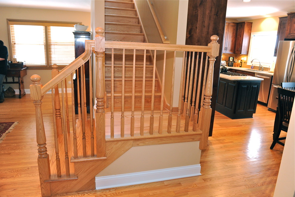 Diseño de escalera en L clásica de tamaño medio con escalones de madera y contrahuellas de madera