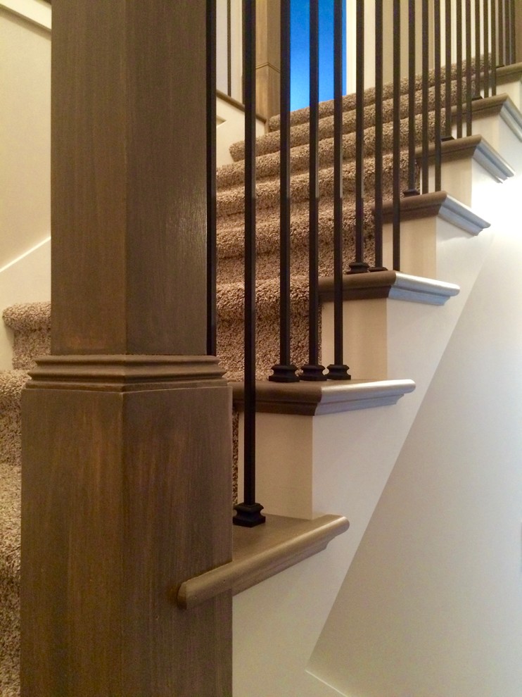Aménagement d'un grand escalier classique en U avec des marches en moquette et des contremarches en moquette.