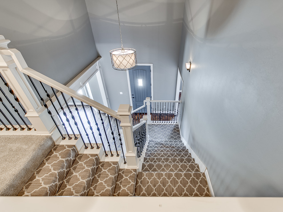 Пример оригинального дизайна: п-образная лестница среднего размера в стиле кантри с ступенями с ковровым покрытием и ковровыми подступенками