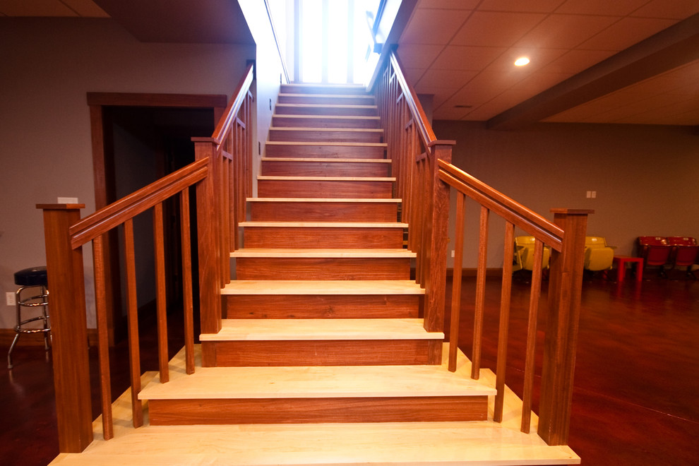 Gerade Moderne Treppe mit gebeizten Holz-Treppenstufen und Holz-Setzstufen in St. Louis