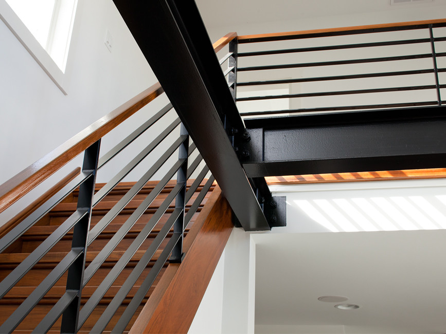 Exemple d'un petit escalier droit tendance avec des marches en bois, des contremarches en bois et un garde-corps en matériaux mixtes.
