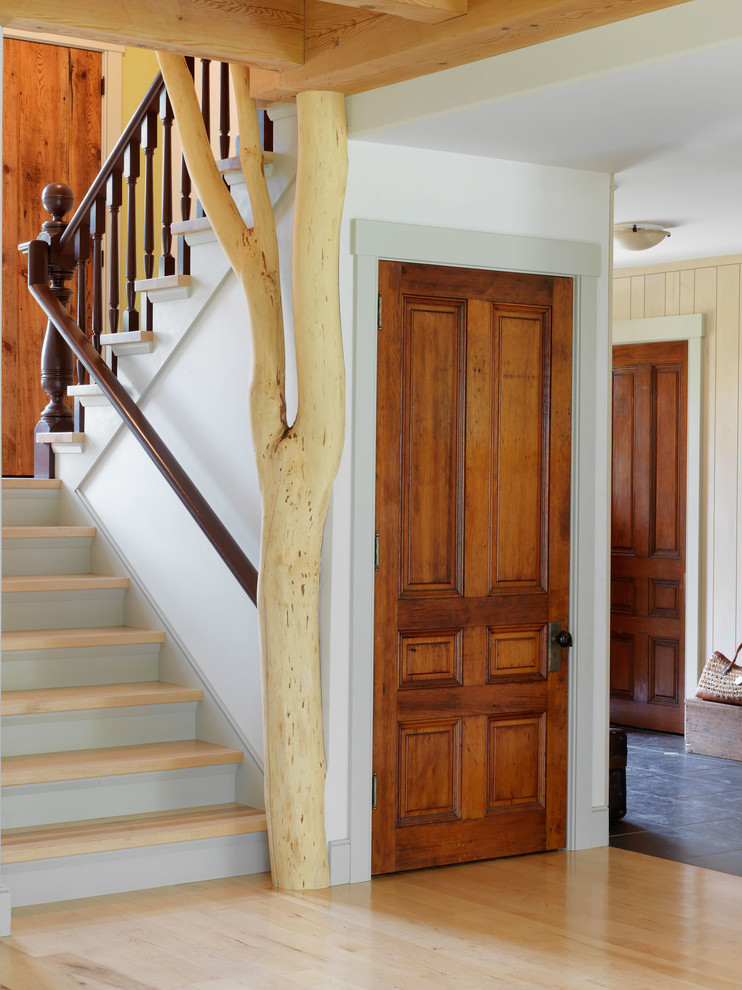 Идея дизайна: угловая лестница в стиле рустика с деревянными ступенями и крашенными деревянными подступенками