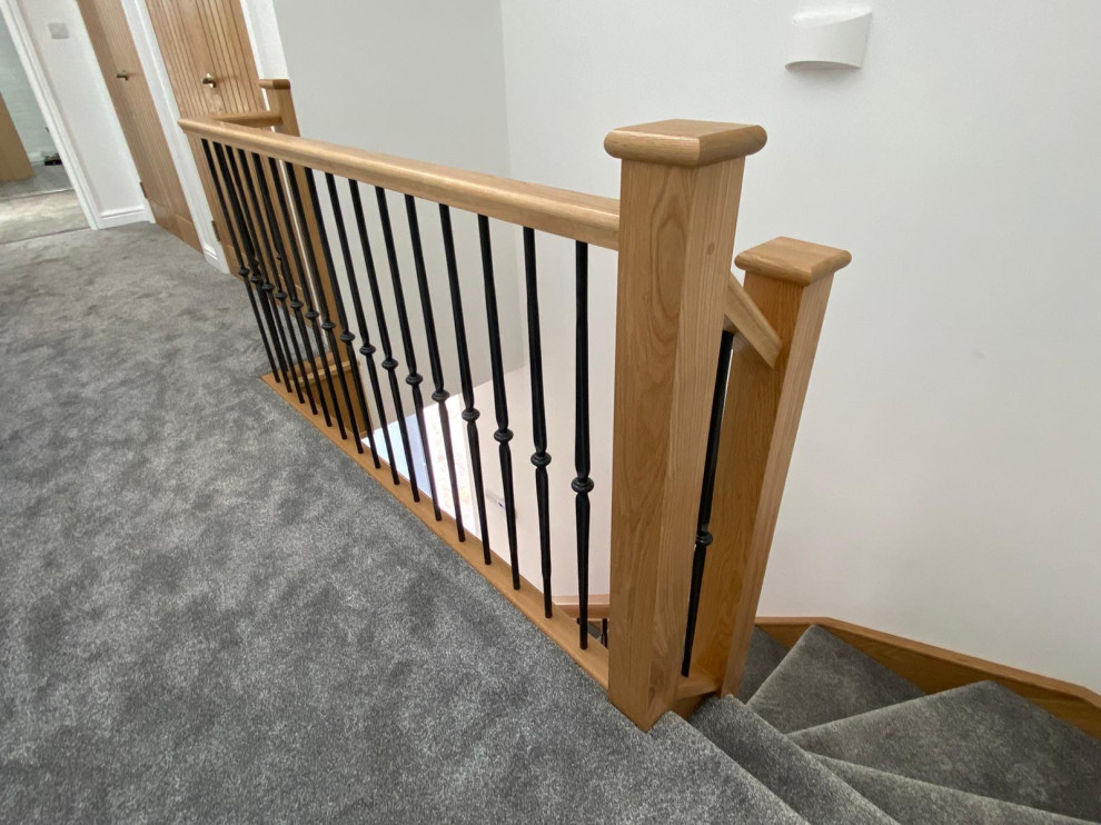 Идея дизайна: угловая лестница среднего размера в стиле модернизм с ступенями с ковровым покрытием, ковровыми подступенками и перилами из смешанных материалов