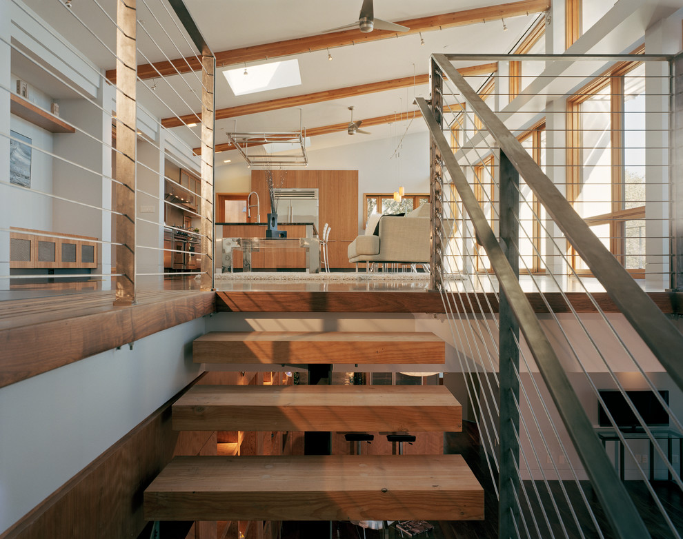 Kleine Moderne Holztreppe in U-Form mit offenen Setzstufen, Stahlgeländer und Holzwänden in San Francisco