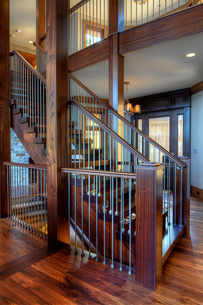 Foto de escalera recta de estilo americano de tamaño medio sin contrahuella con escalones de madera y barandilla de madera