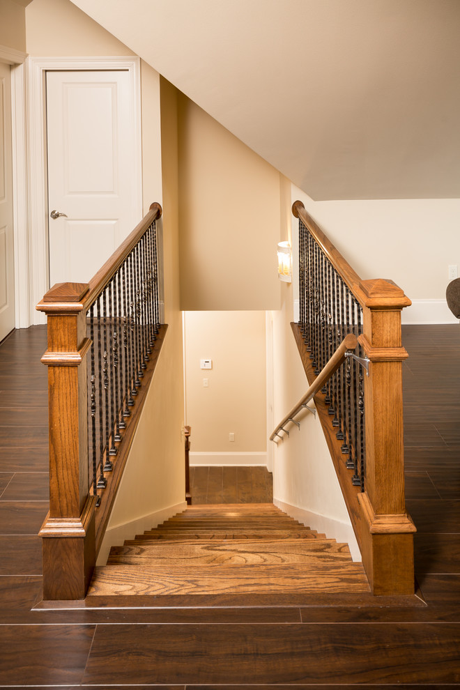 На фото: прямая лестница среднего размера в классическом стиле с деревянными ступенями, крашенными деревянными подступенками и деревянными перилами с
