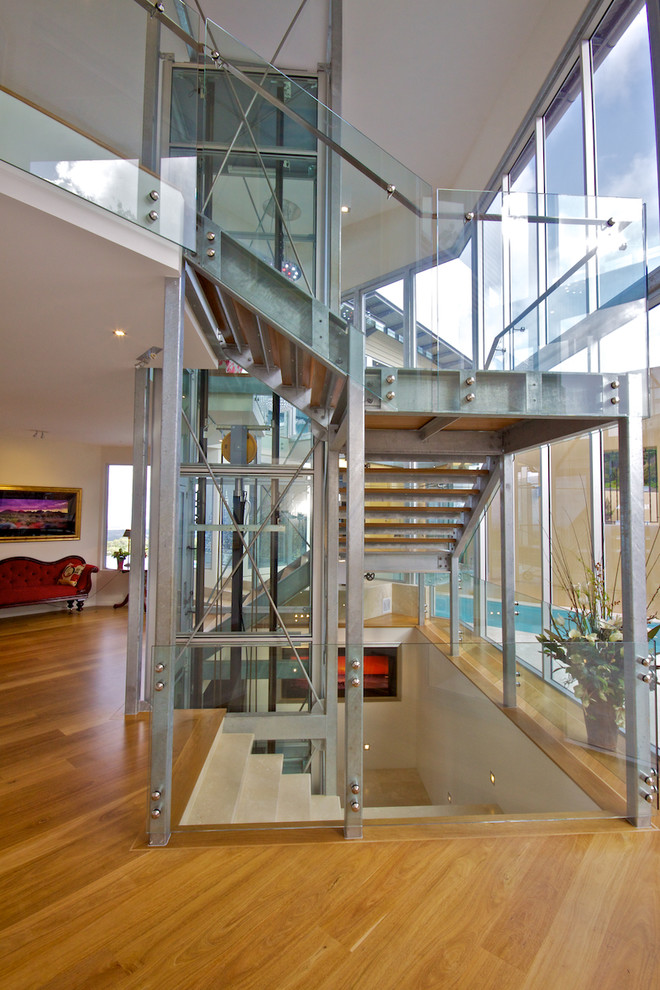Moderne Treppe mit offenen Setzstufen in Brisbane