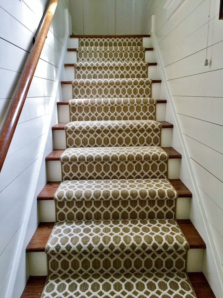 Ejemplo de escalera recta clásica de tamaño medio con escalones de madera y contrahuellas de madera pintada