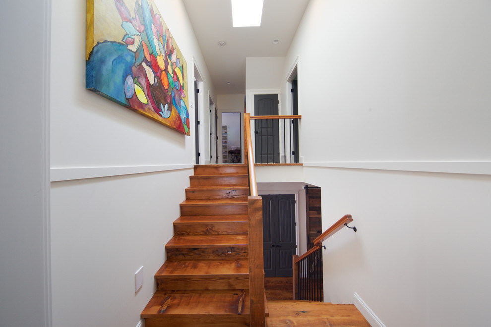 Réalisation d'un escalier chalet en L de taille moyenne avec des marches en bois et des contremarches en bois.