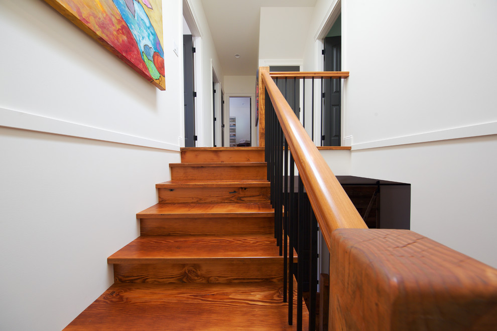 Imagen de escalera en L rústica de tamaño medio con escalones de madera y contrahuellas de madera