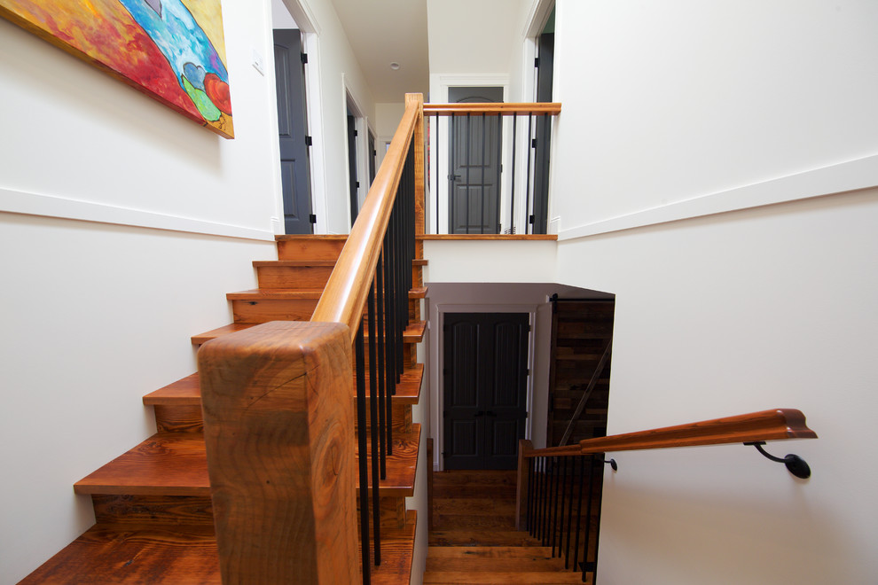 Diseño de escalera en L rústica pequeña con escalones de madera y contrahuellas de madera